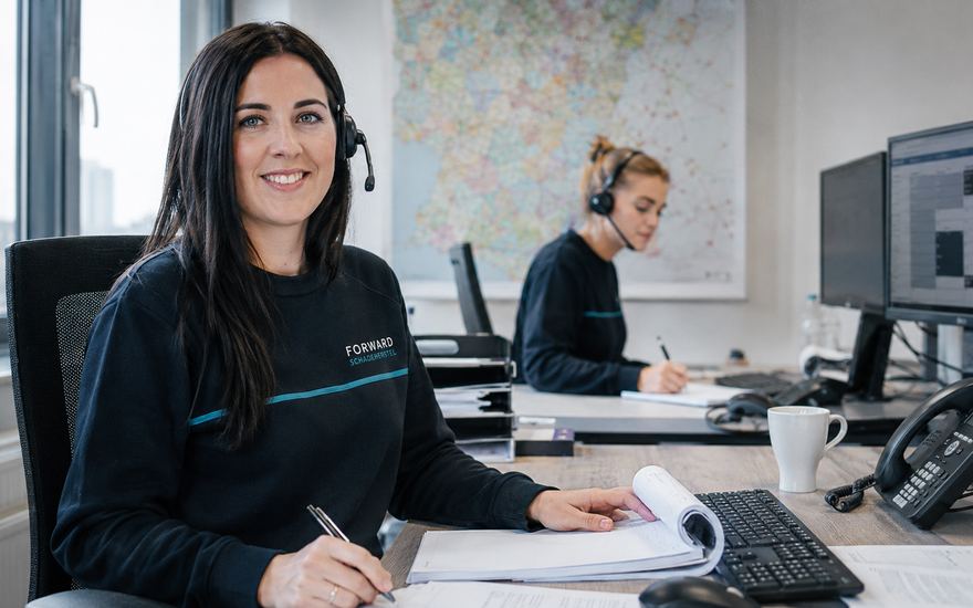 Schadebehandelaar van Forward met headset op kantoor